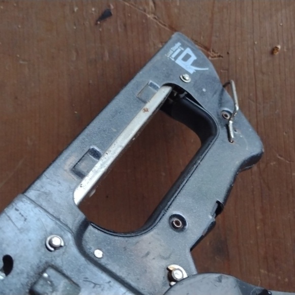All-in-1 Black Staple Gun - Picture 2 of 3